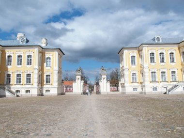 Lativa 'daki ünlü Rundale Sarayı' nın avlusu.