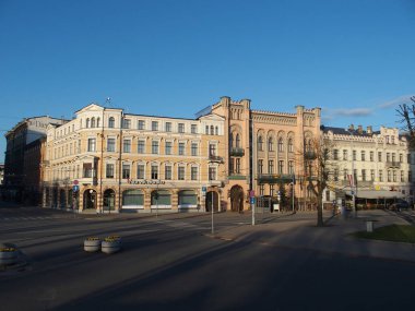 Riga, Letonya 'daki tarihi binaların olduğu sokak sahnesi