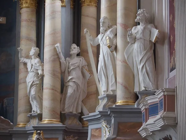 Litvanya, Kaunas 'taki Aziz Peter ve Paul Katedrali' nde heykeller