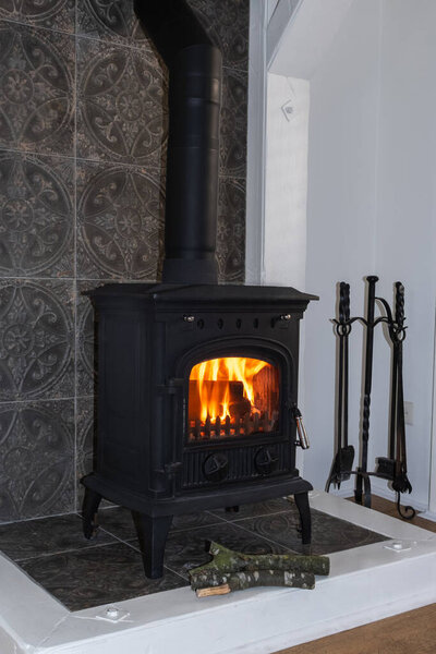 Старомодный камин с пламенем нам альтернативную систему для теплой в дом.