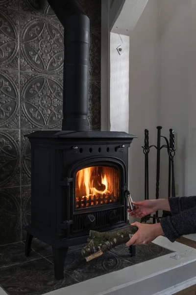 オールドファッションの暖炉 家に暖かいための代替システム ストック写真