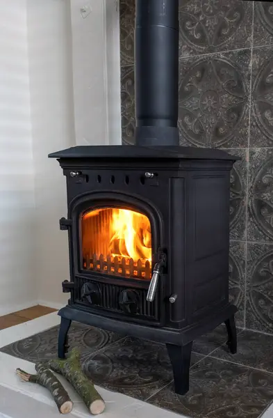 オールドファッションの暖炉 家に暖かいための代替システム ロイヤリティフリーのストック画像