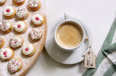 Yeni yıl ve Noel için beyaz masada bir fincan kahveyle en iyi pasta manzarası..