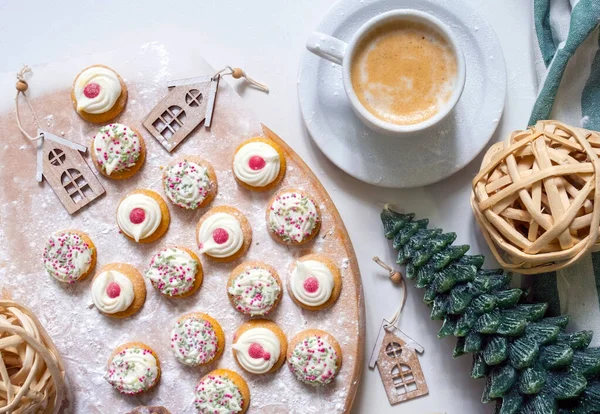 Yeni yıl ve Noel için beyaz masada bir fincan kahveyle en iyi pasta manzarası..