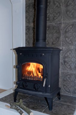 Alevli eski moda şömine. Ev 'e ısınmak için alternatif bir sistem..