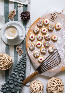 Yeni yıl ve Noel için beyaz masada bir fincan kahveyle en iyi pasta manzarası..