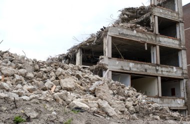 Yığın, yıkım, yıkım ve evsizlik kavramlı büyük bir ev..