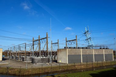 Mavi gökyüzünde Elektrik İstasyonu veya Fabrika, Enerji Sistemi, Üretici ve Depo.