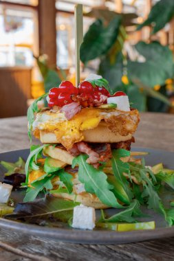 BBQ Et ve Sebzeli Büyük Hollanda Pankekleri - Geleneksel Hollandalılar Yeşiller, Et, Yumurta ve Pastırmayla Öğle Yemeği.