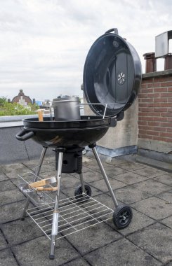 Siyah Kompakt Kömür Izgarası Kızarmış Sebzelerle Terasta, Bahçede ya da Çatıda Kalın.