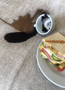 Bardak dökülmüş kahve lekesi beyaz lekeler dök kuru temizleme.