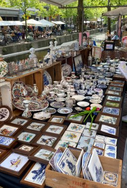 DELFT, NETHERLANDS - 11 Mayıs 2024: Hollanda, Delft 'in eski merkezinde bit pazarı. Hollanda 'da antika eşyalarla popüler bir pazar.