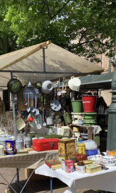 DELFT, NETHERLANDS - 11 Mayıs 2024: Hollanda, Delft 'in eski merkezinde bit pazarı. Hollanda 'da antika eşyalarla popüler bir pazar.