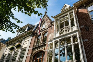 Tipik bir Hollanda şehri, güneşli bir günde sokaklar, sakin bir kanal, parklar, evler. Lahey, Hollanda