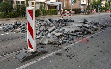 Yoldaki büyük asfalt yığınları tramvay hattıyla yola çıkmaya hazırlanıyor..