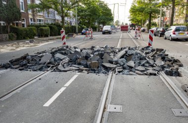 Yoldaki büyük asfalt yığınları tramvay hattıyla yola çıkmaya hazırlanıyor..