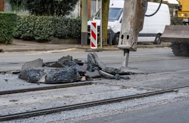 Yoldaki büyük asfalt yığınları tramvay hattıyla yola çıkmaya hazırlanıyor..