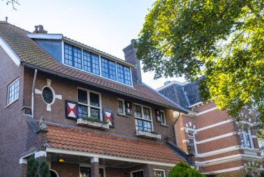 Tipik bir Hollanda şehri, güneşli bir günde sokaklar, sakin bir kanal, parklar, evler. Lahey, Hollanda