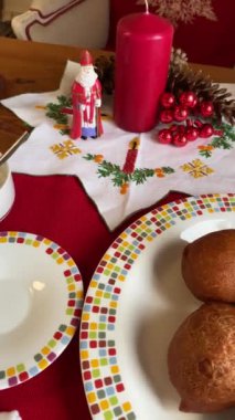 Geleneksel Hollanda yemekleri Olie Bollen, Hollandalıların Noel ve Yeni Yıl boyunca yedikleri geleneksel Hollanda çörekleridir. 