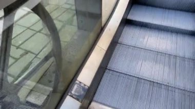 Hollanda 'nın Lahey kentindeki merkez istasyonunda yürüyen merdivenler gün ışığında yukarı çıkıyor. 