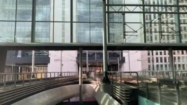 Lahey 'deki merkez istasyonun çalışma kısmı gün ışığında.