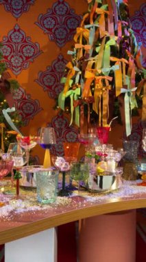 Şarap ve şampanya kadehlerinin çoğu, yeni yıldan önce mağazanın dekore edilmiş vitrininde, Lahey ve Hollanda 'da daireler çiziyor.