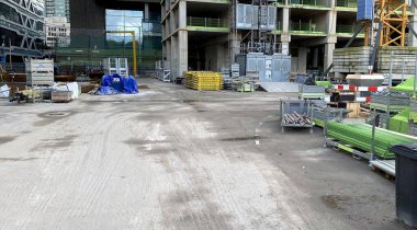 İnşaat alanı, ekipman ve inşaat malzemeleri. Hollanda 'nın başkenti Lahey' de yeni bir konut inşaatı.