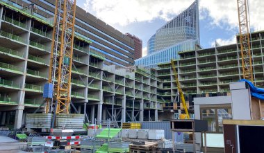 İnşaat alanı, ekipman ve inşaat malzemeleri. Hollanda 'nın başkenti Lahey' de yeni bir konut inşaatı.