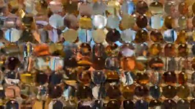 Pullardan oluşan parlak bir şenlik arka planı ve rüzgardan dolayı hareket eden çok renkli folyo. Süpermarkette sanat tasarımı.