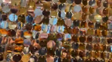 Pullardan oluşan parlak bir şenlik arka planı ve rüzgardan dolayı hareket eden çok renkli folyo. Süpermarkette sanat tasarımı.