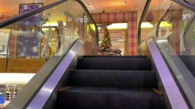 Lahey, Hollanda - 30 Kasım 2024: De Bijenkorf, iç görünüm, Lahey şehir merkezindeki en pahalı ve en ünlü alışveriş merkezi Noel ve Yeni Yıl Arifesi