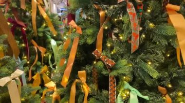 Lahey, Hollanda - 30 Kasım 2024: De Bijenkorf, iç görünüm, Lahey şehir merkezindeki en pahalı ve en ünlü alışveriş merkezi Noel ve Yeni Yıl Arifesi