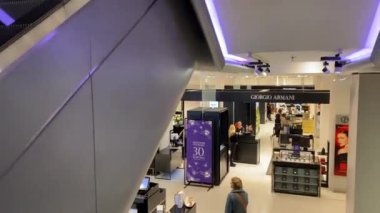 Lahey, Hollanda - 30 Kasım 2024: De Bijenkorf, iç görünüm, Lahey şehir merkezindeki en pahalı ve en ünlü alışveriş merkezi Noel ve Yeni Yıl Arifesi