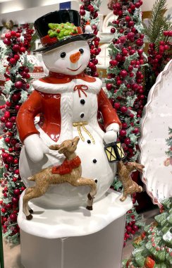 Noel Baba Klaus, kardan adam, tabak ve Noel indiriminde süpermarkette geyik avlayan bir sürü yeni yıl porseleni oyuncağı. Bijenkorf.