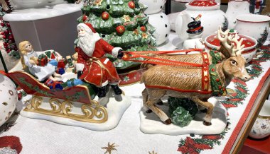 Noel Baba Klaus, kardan adam, tabak ve Noel indiriminde süpermarkette geyik avlayan bir sürü yeni yıl porseleni oyuncağı. Bijenkorf.