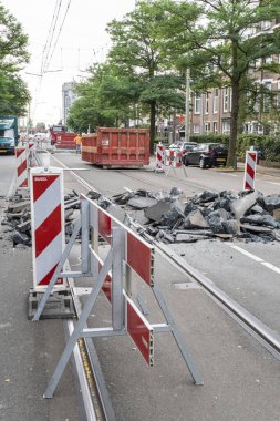 Laan van Nieuwe Oost-Indie, Lahey, Hollanda - 20 Ağustos 2024; Yoldaki büyük eski asfalt yığınları, tramvay hattı ile yola onarımlara hazırlık.