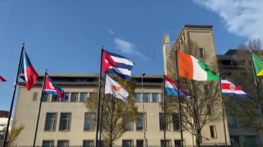 pek çok farklı ülkenin bayrağını taşıyan geçit töreni Dünya Forumu Lahey Hollanda Vlaggengeçidi Den Haag 