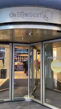 Lahey, Hollanda - 1 Şubat 2025: Hollanda 'nın Lahey kentindeki ünlü De Bijenkorf binası ile eski Hollanda şehir merkezinin önünü görün