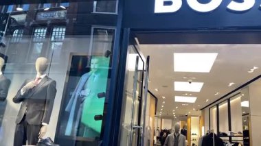 Lahey, Hollanda - 1 Şubat 2025: Hollanda 'nın Lahey kentindeki ünlü BOSS binası ile eski Hollanda şehir merkezine bakın