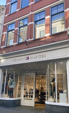 Lahey, Hollanda - 1 Şubat 2025: Hollanda 'nın Lahey kentindeki ünlü TOMMY HILFIGER binası ile eski Hollanda şehir merkezine bakın