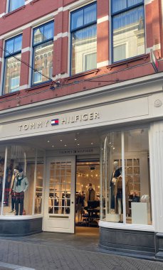 Lahey, Hollanda - 1 Şubat 2025: Hollanda 'nın Lahey kentindeki ünlü TOMMY HILFIGER binası ile eski Hollanda şehir merkezine bakın