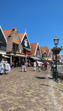  Volendam, Hollanda - 30 Haziran 2025: Hollanda 'nın eski Hollanda kenti Volendam' a bir yaz günü yatlar ve eski evlerle birlikte deniz manzarası