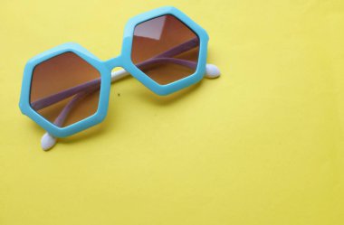 Havalı stil mavi altıgen plastik çerçeve güneş gözlükleri beyaz arka planda izole edilir. Moda yaz aksesuarları. Güneş gözlüğü ve gözlük satışı konsepti.