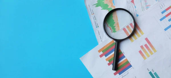 düz konum büyüteç ve grafik grafikleri belge mavi bir arkaplan üzerinde izole