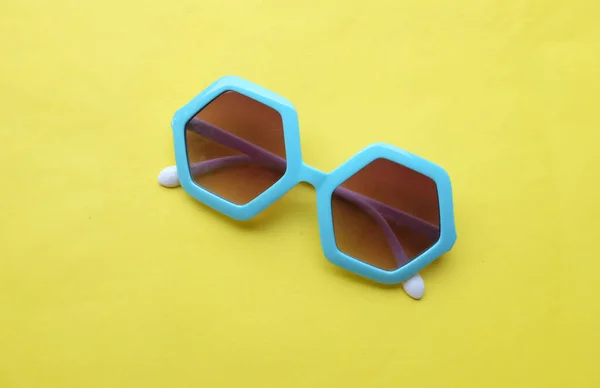 Coole Stylische Vintage Blaue Sechseckige Kunststoffsonnenbrille Isoliert Auf Weißem Hintergrund — Stockfoto