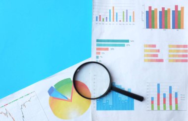 düz konum büyüteç ve grafik grafikleri belge mavi bir arkaplan üzerinde izole