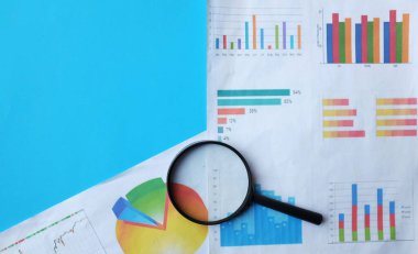 düz konum büyüteç ve grafik grafikleri belge mavi bir arkaplan üzerinde izole
