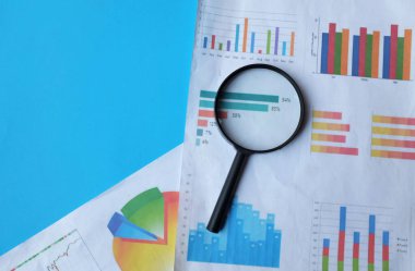 düz konum büyüteç ve grafik grafikleri belge mavi bir arkaplan üzerinde izole