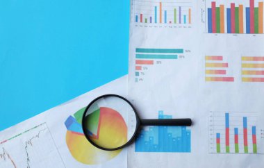düz konum büyüteç ve grafik grafikleri belge mavi bir arkaplan üzerinde izole