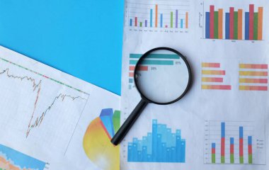 düz konum büyüteç ve grafik grafikleri belge mavi bir arkaplan üzerinde izole